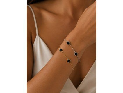 Elegantní náramek s černými čtyřlístky