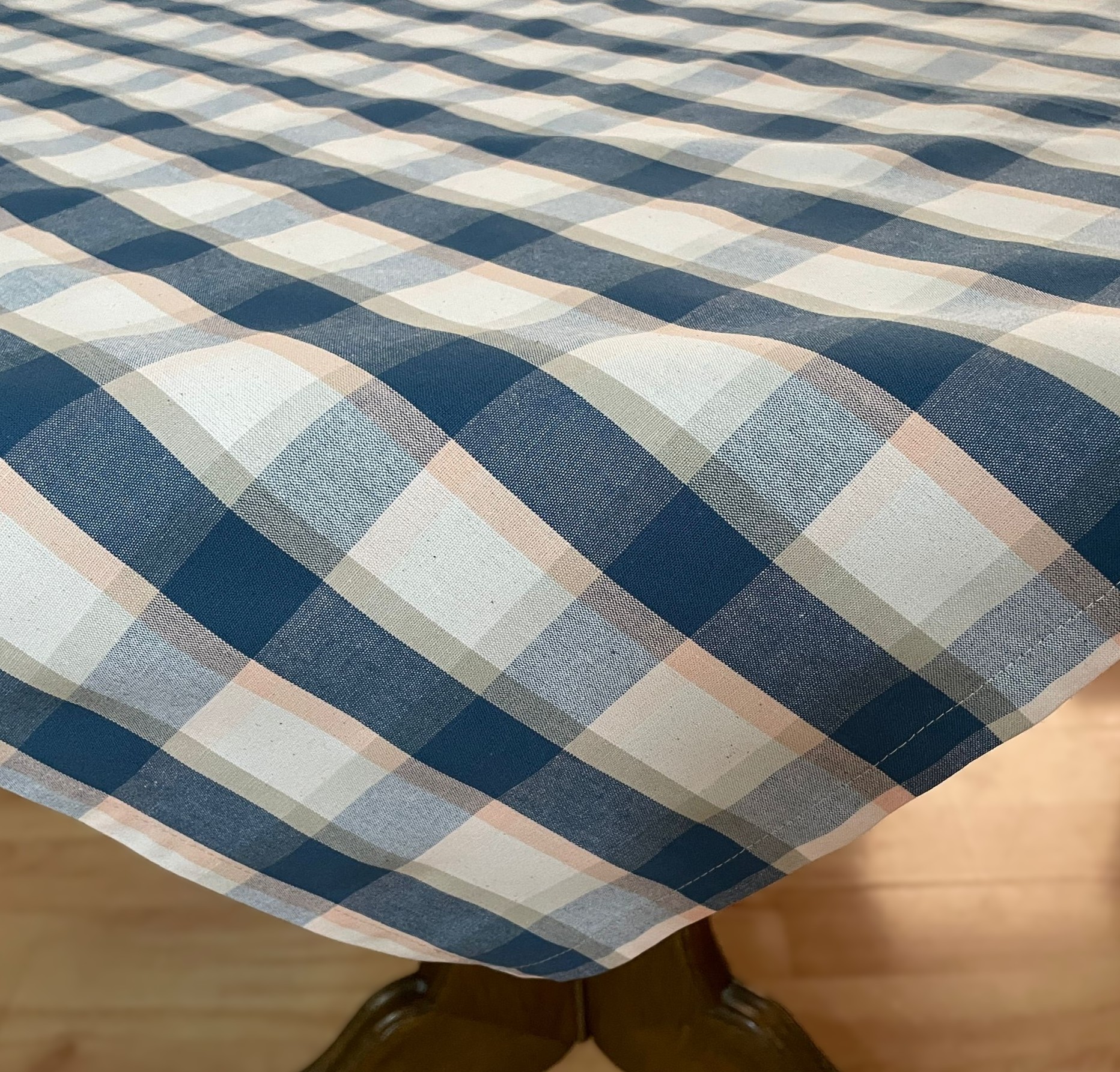 Ubrus z kanafasu – modro-béžová kostka, 99 × 99 cm
