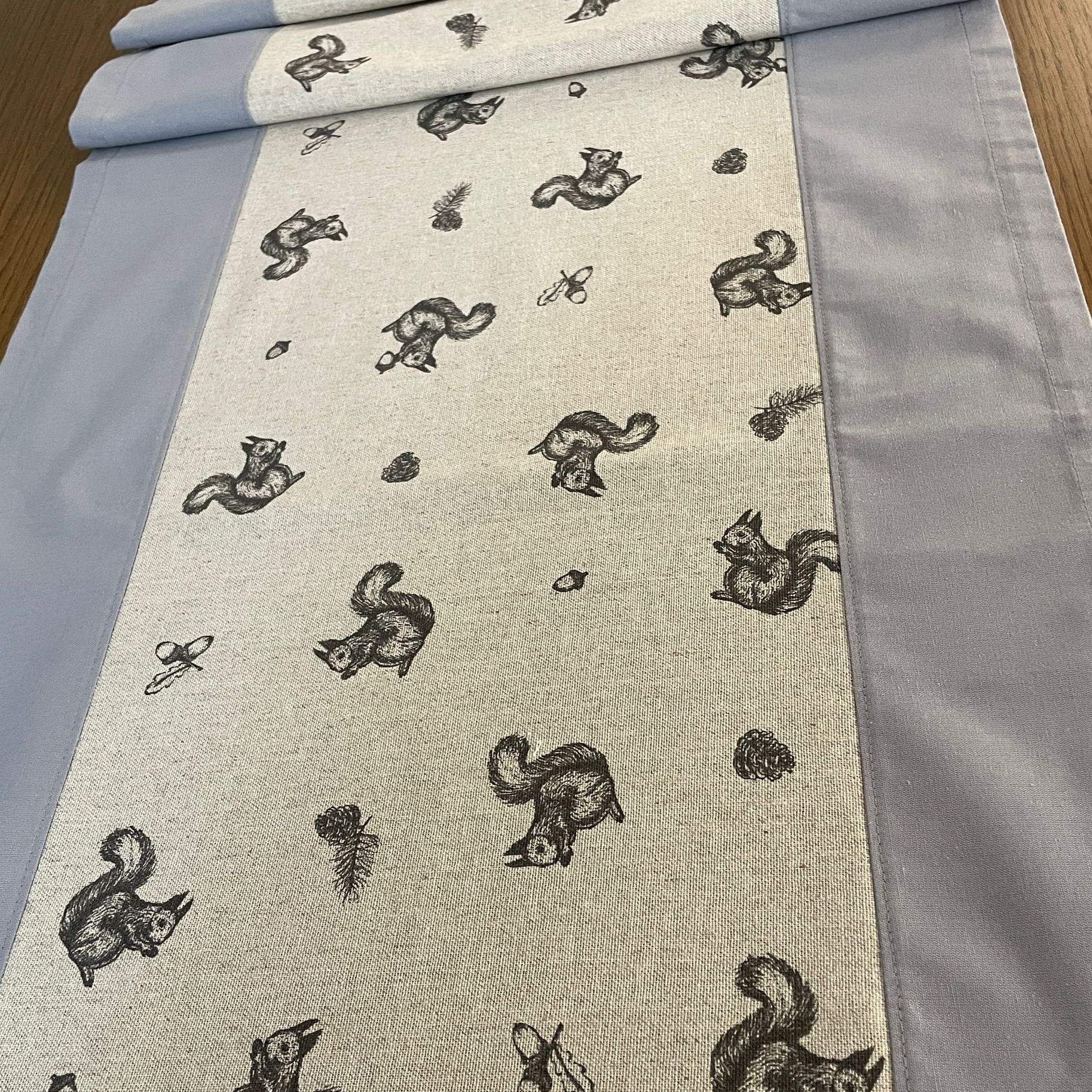 Ubrus z režné látky s kanafasovým lemem - veverky a šišky, 131 x 52 cm