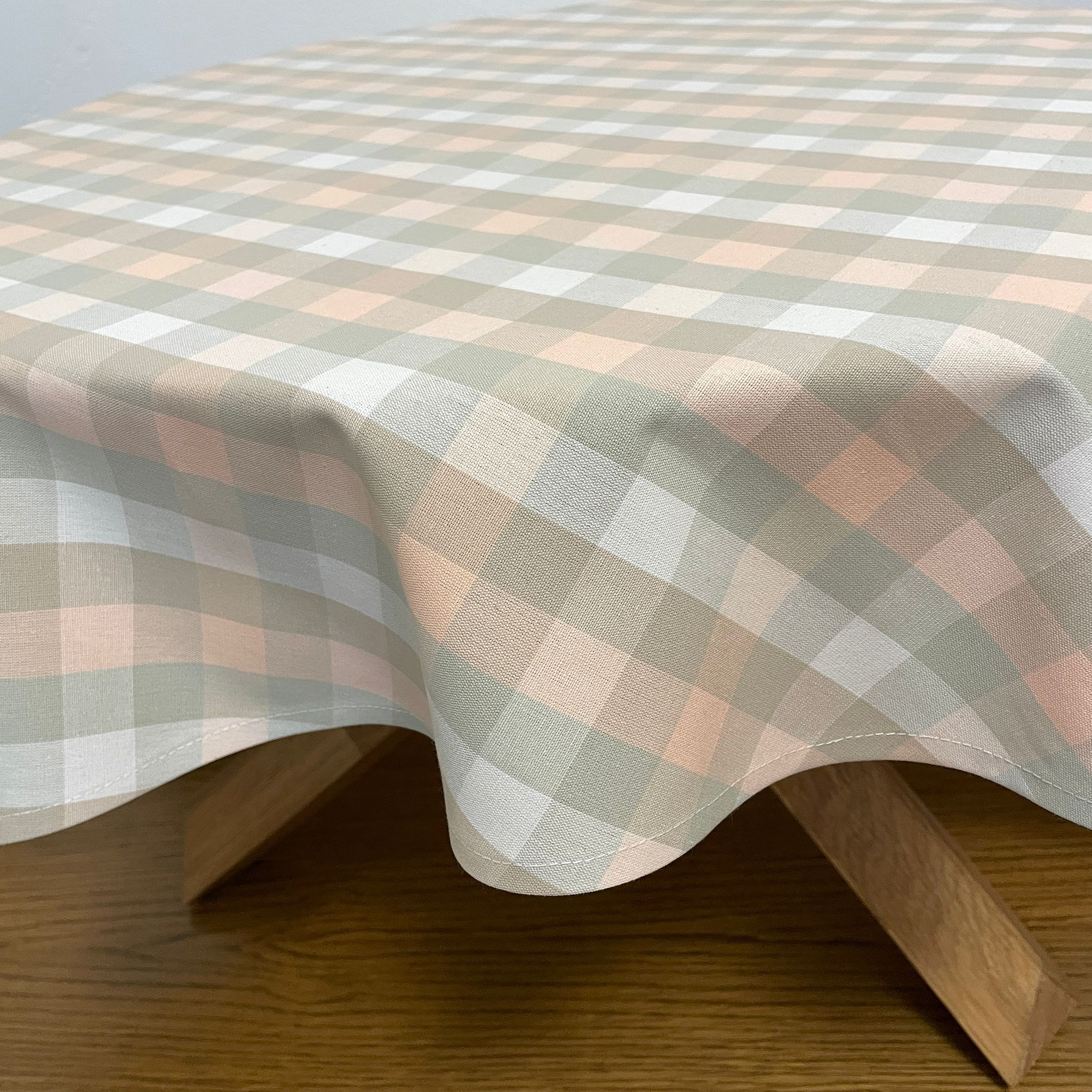 Kulatý bavlněný ubrus Ø 137 cm z kanafasu šedá, růžová kostka