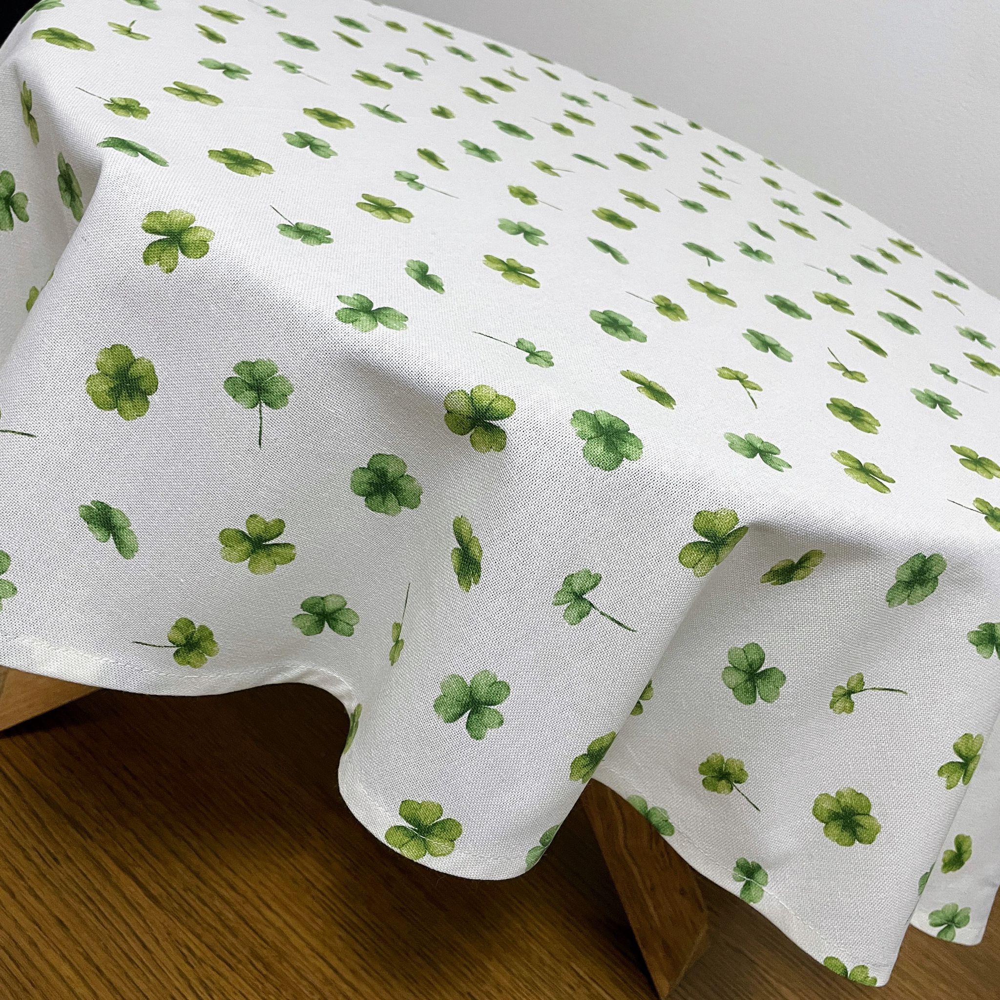 Kulatý ubrus Ø 135cm bílý, zelený čtyřlístek