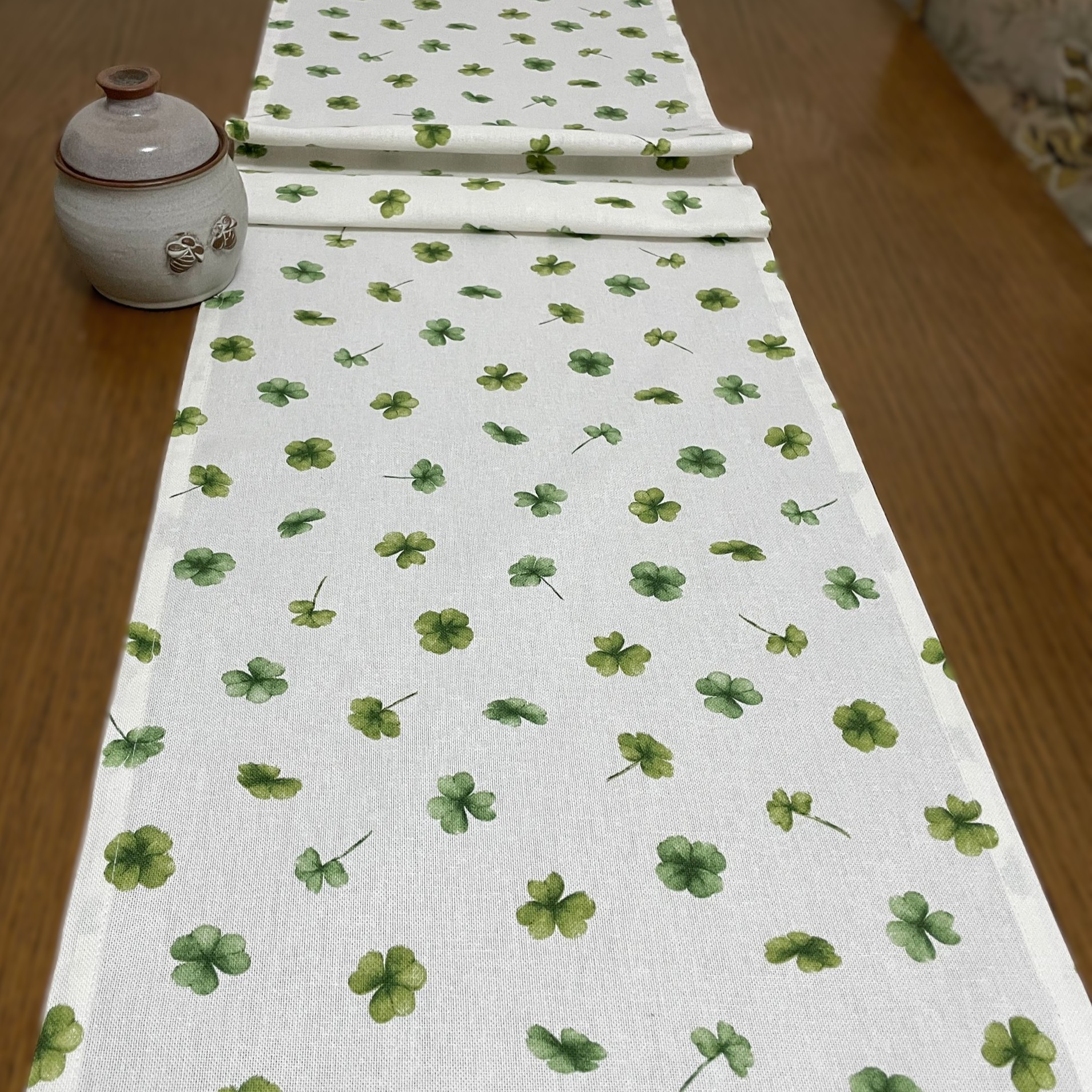 Ubrus běhoun, bílý - zelený čtyřlístek 154 x 34 cm