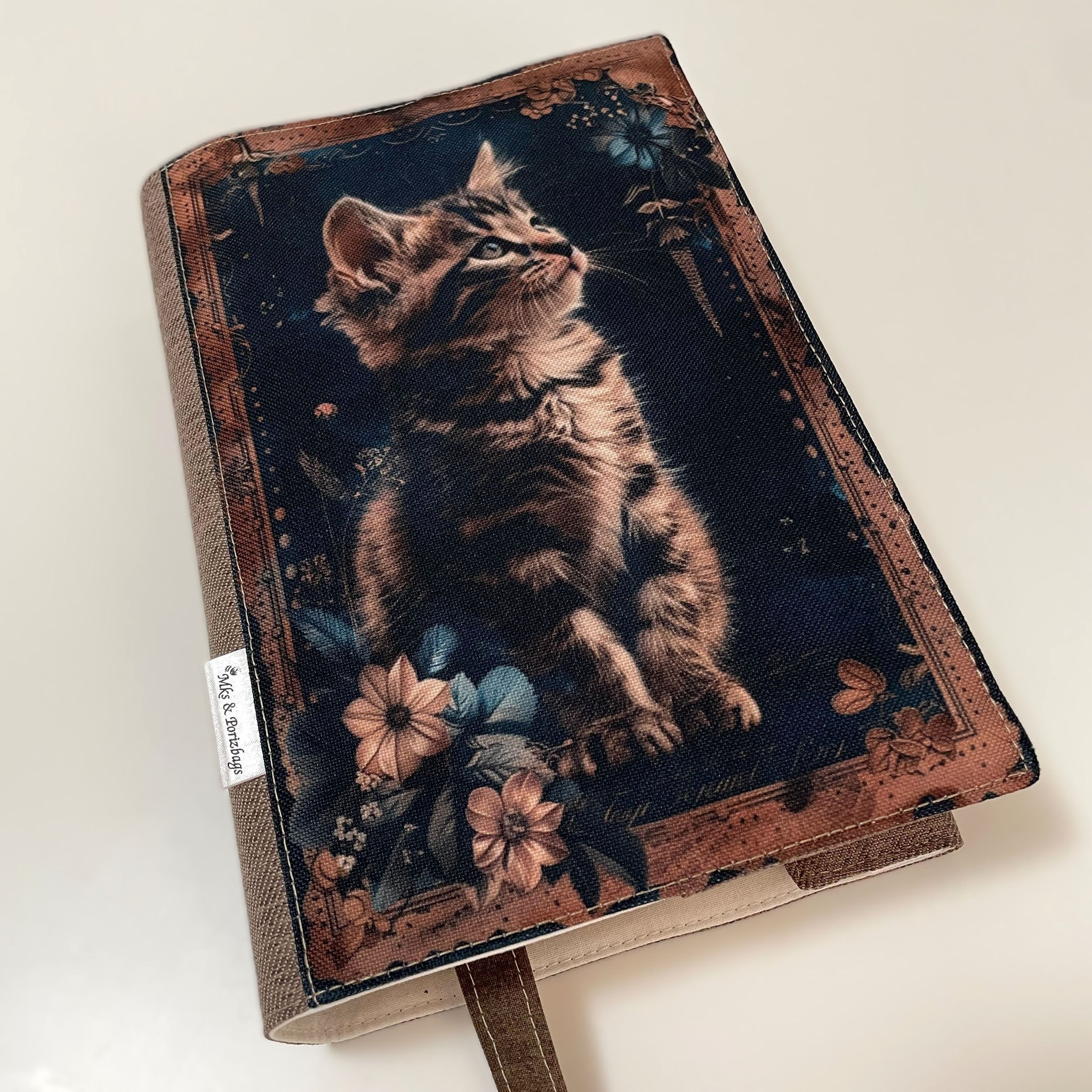 Látkový obal na knihu - hnědé kotě v květinovém rámu