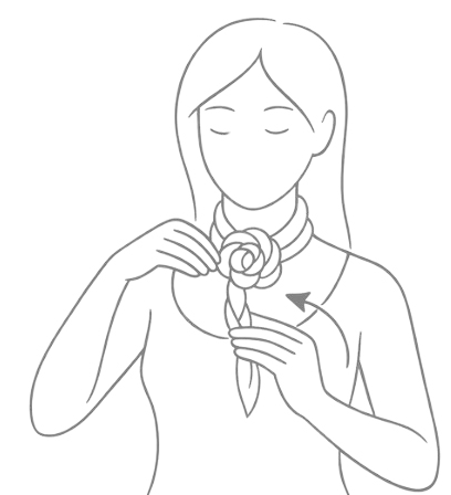 jak uvázat květinu z hedvábného šátku krok 4   Druhou spirálu obtoč kolem základny na opačné straně, aby se květ začal tvarovat symetricky.  Omotávej volněji než první spirálu, tím vznikne „otevřený plátek růže“