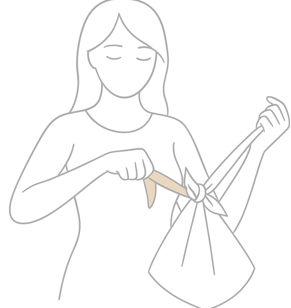 návod úvazu hedvábného šátku do květiny krok 6 Uchopte oba protáhnuté cípy a lehce je stáhněte směrem od sebe, čímž vytvoříte tvar připomínající malý vak