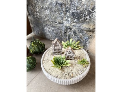 Betonová miska s netřesky