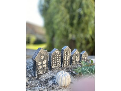 Domečky s černou patinou