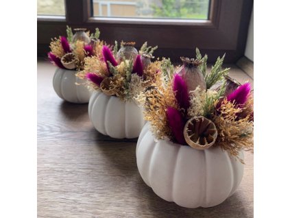 Betonová dýně s podzimním aranžmá