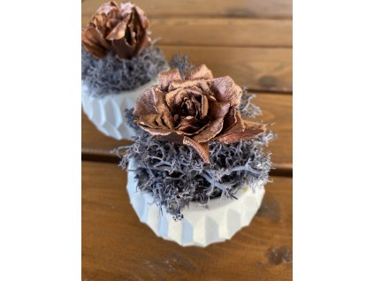 Betonová dekorace s měděnou růží z jinanových lístků