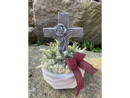 Dušičkové aranžmá s křížem a růžemi v betonové misce