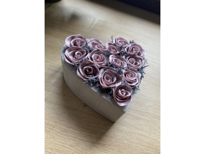 Betonové srdce s růžemi ze stuhy - růžová