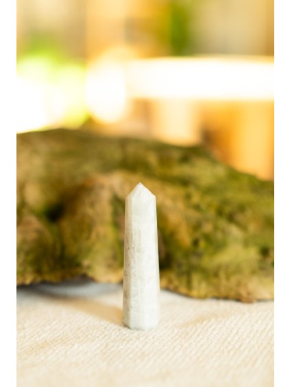 Obelisk z dúhového mesačného kameňa