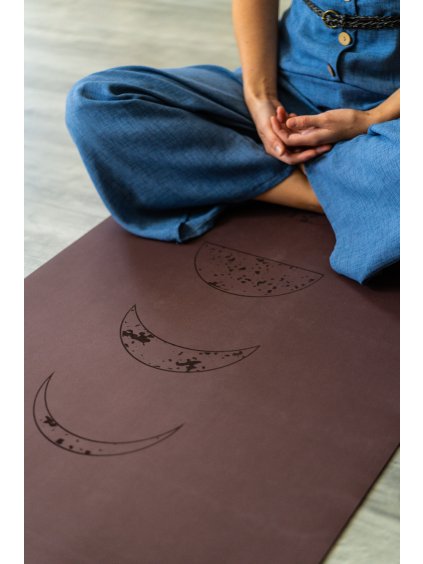 Podložka na jogu Yogi & Yogini – Fázy mesiaca farba Aubergine