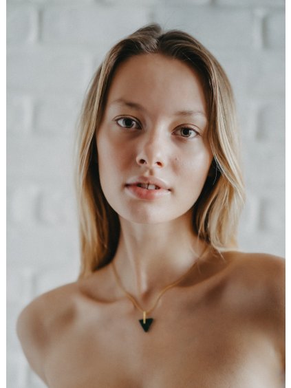 Náhrdelník Feminine Triangle so zeleným achátom s pozlátením