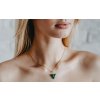 Náhrdelník Feminine Triangle so zeleným achátom s pozlátením