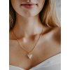 Náhrdelník Feminine Triangle s bílým achátem s pozlacením