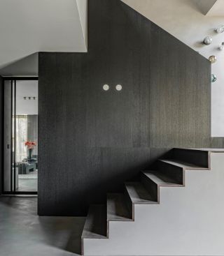 STORM MEDIUM MOON ◾️OneA. Storm Medium Moon je navržen tak, aby splýval se stropem nebo stěnami. Měkké světlo prosvítá...