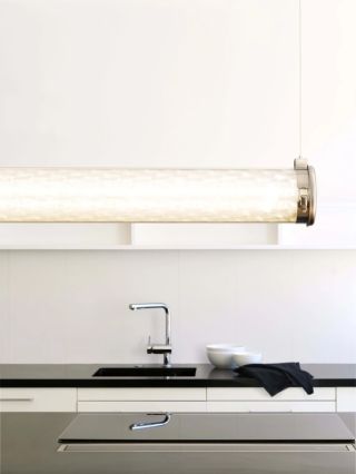 QINU ◾️Sammode. Svítidla z kolekce Lö s matnými fóliemi pracují se světlem i odrazem okolí. Dvě vrstvy fólií vytvářejí...