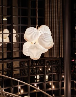 Kolekce svítidel Sinji Svarrer Damkjær z roku 2007, inspirovaný jarními květinami. 🌸 Originální nápad na lustr Bouquet...