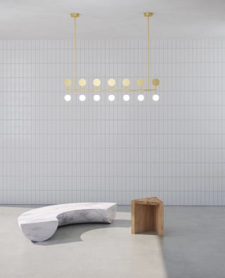 ROW ◾️Atelier Areti. Závěsné svítidlo „Row“ je k dispozici v provedení z mosazi, niklu nebo v barevném provedení a lze jej...