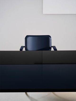 JS. THONET ◾️Jil Sander vtiskla svůj rukopis legendárním modelům Thonet a vytvořila kolekci, která propojuje čisté linie,...