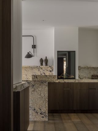 V kuchyni zapuštěné flush pull, na skříních úchytky Athena. Dvě řešení od Quincalux v jednom interiéru. #monobrand...
