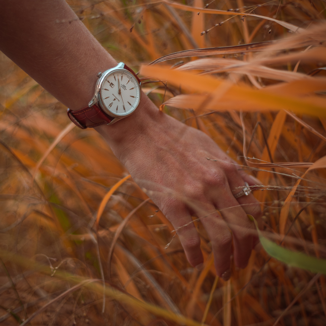 žena v poli s hodinkami MonPrunier