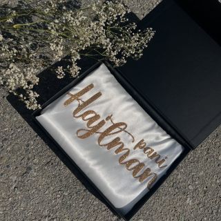 Vytvor si personalizovaný župan. ✨ krásna spomienka, ktorá ti ostane zhmotnená na jemnom saténe🫶🏻 www.monroe-fashion.sk