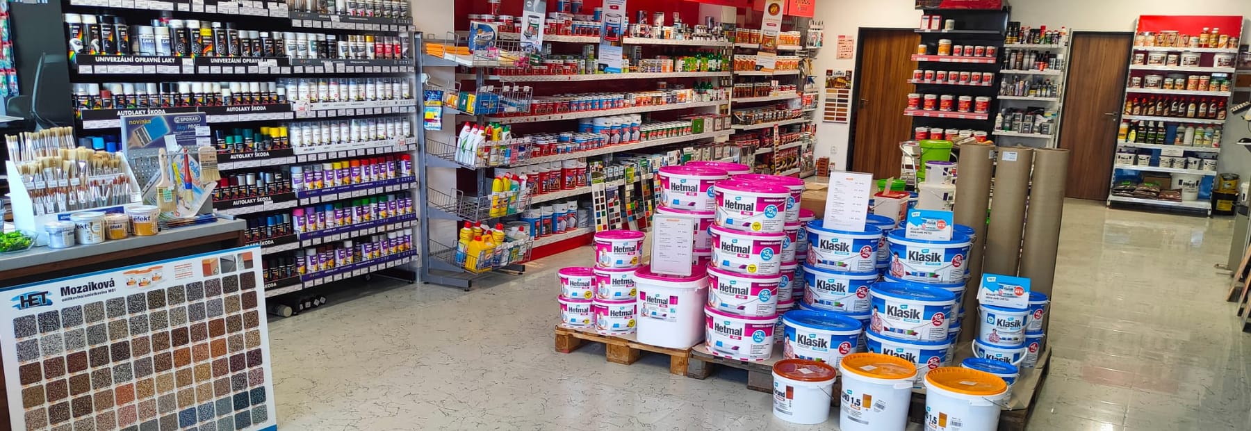 Interiér prodejny Barvy a laky Montcolor