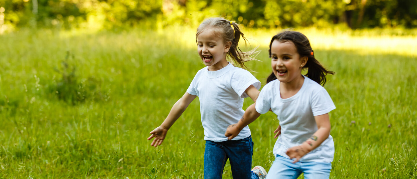 Výhody venkovních her pro děti: Proč je dobré trávit čas na zahradě
