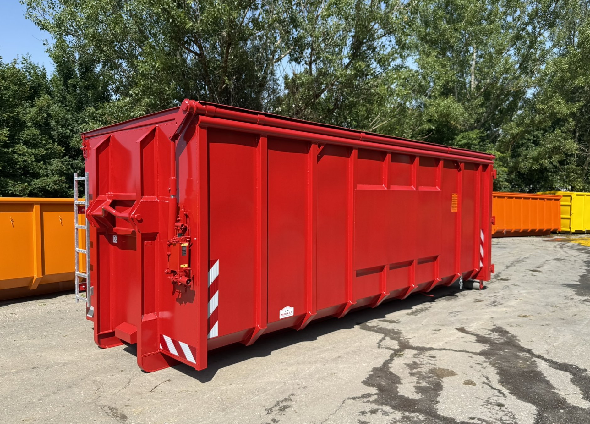 Kontejner s hydraulickým deklem na AKU adaptér