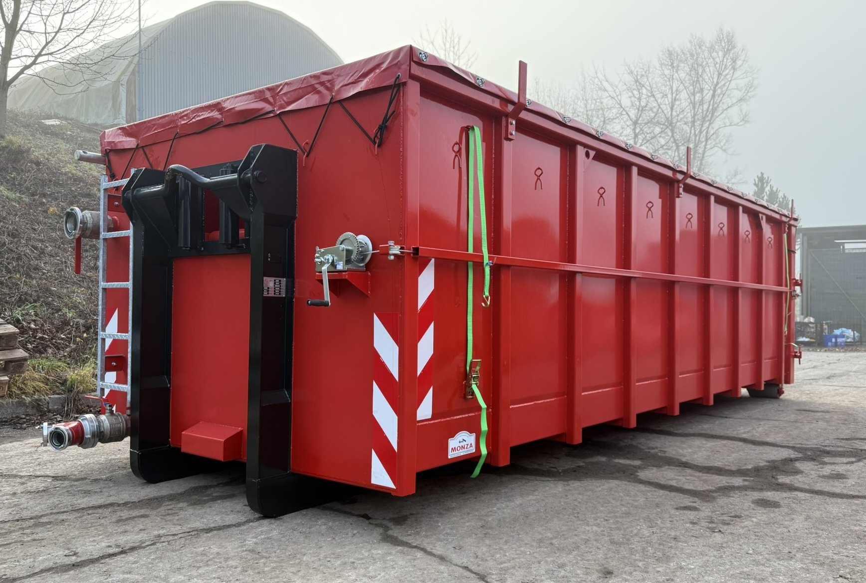 Kontejner pro hasiče na přepravu elektromobilů