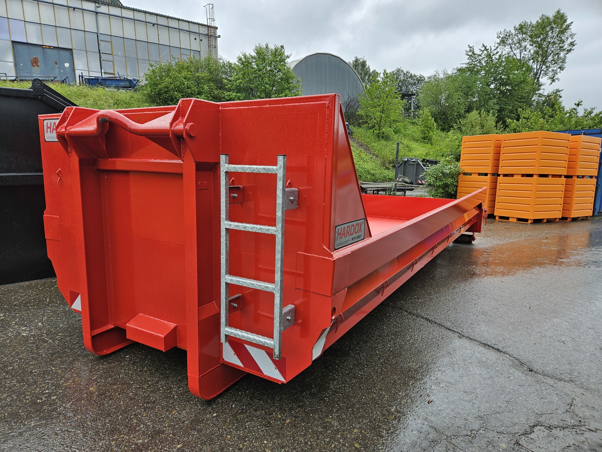 Abroll z vysokopevnostních plechů HARDOX + hydraulická klapka