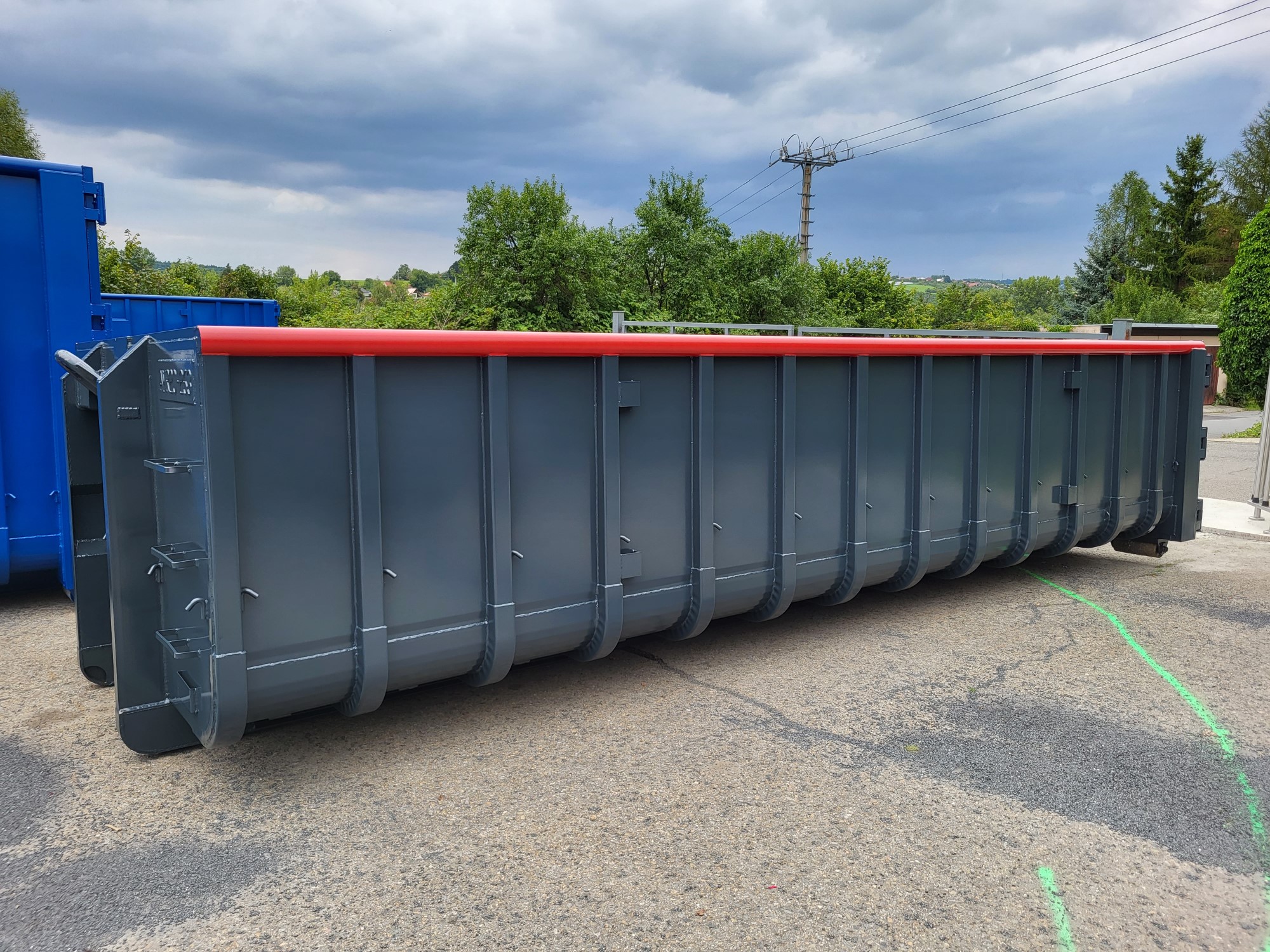 Dvoubarevný kontejner pro zákazníka z Nizozemska