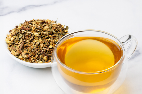 Příchutě čajů: jak si vybrat ten svůj (a kdy po něm sáhnout)