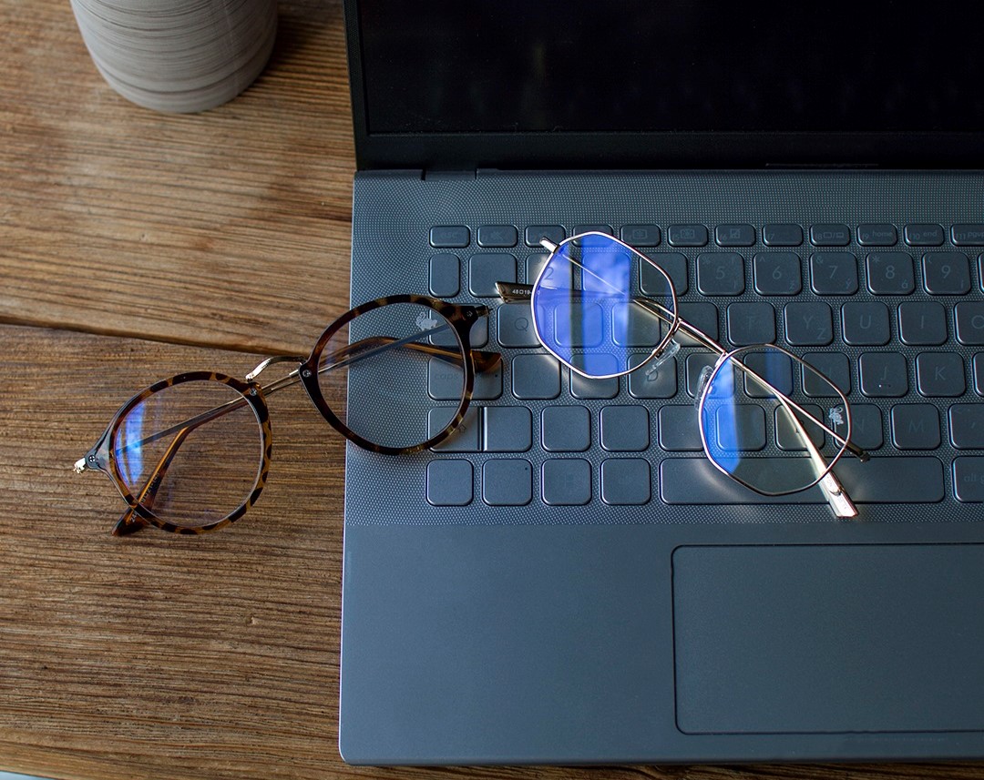 Kedy potrebujem okuliare na počítač a čo je modré svetlo?
