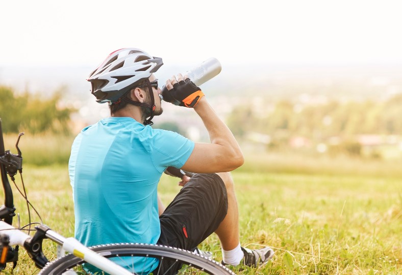 Co jíst a pít, aby vám to i ve vedru dobře šlapalo