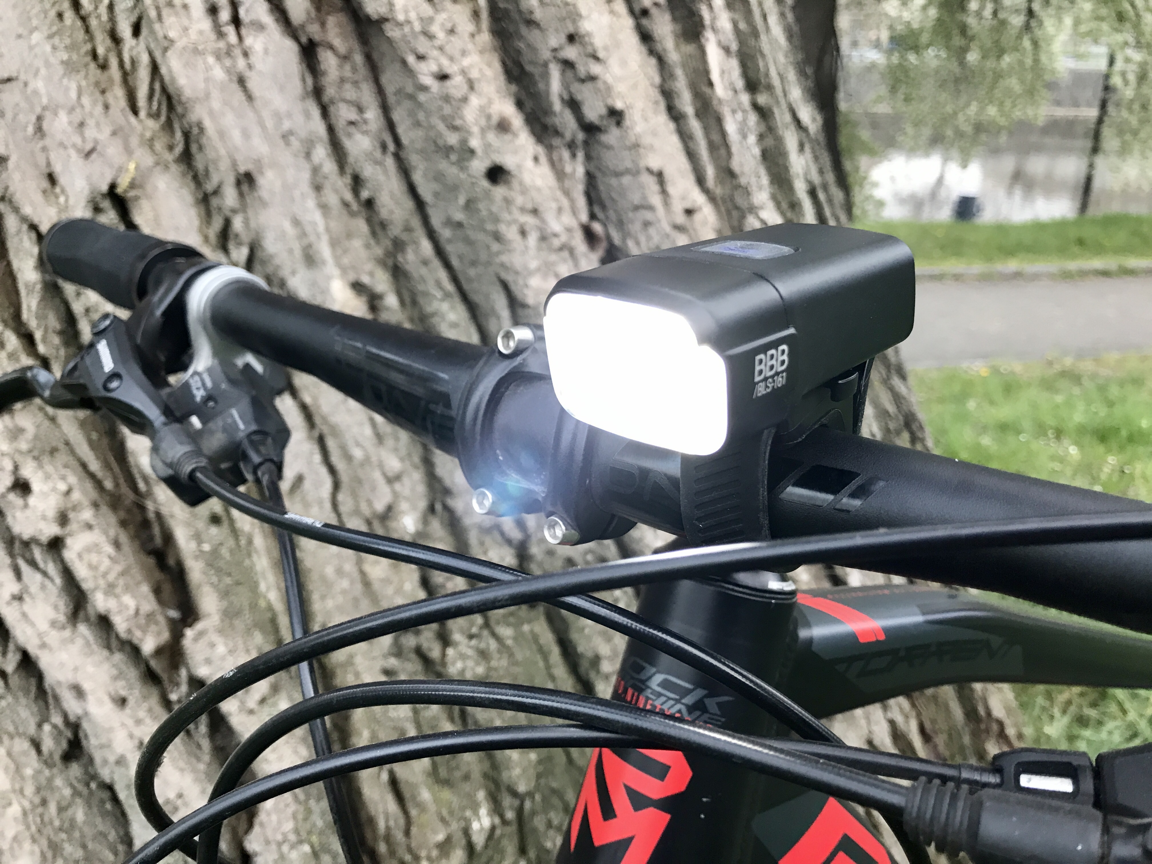 Blikačka a světlo není totéž! Kolik lumenů vozit na kole?