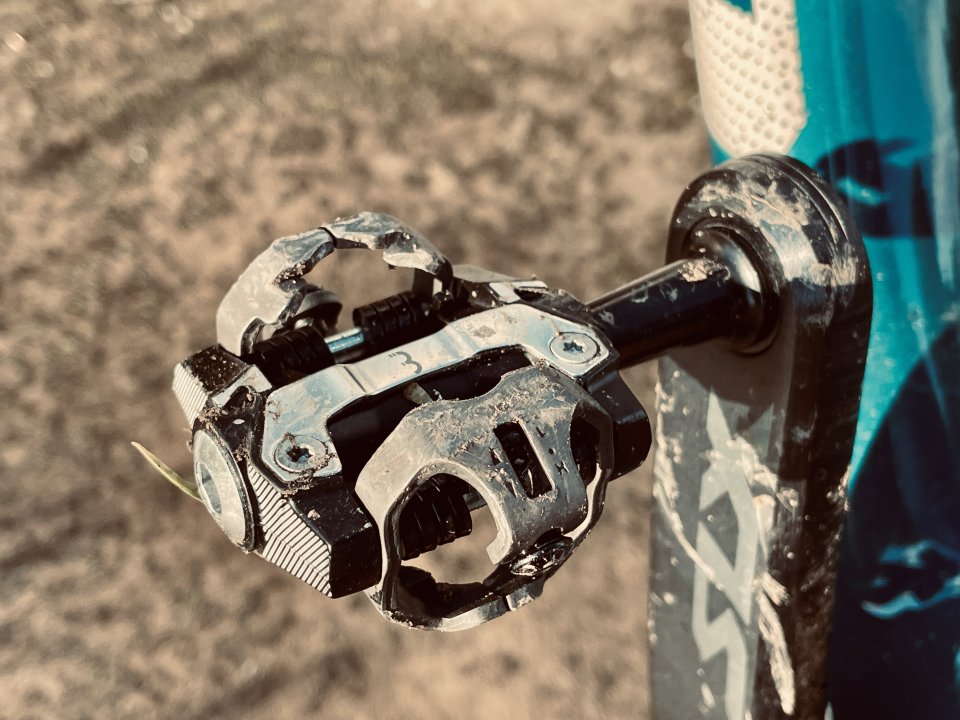 RECENZE: Pojďte do nášlapů! SPDčka Force Mount slibují dlouhou životnost za nízkou cenu