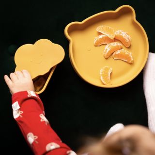 Malá, ale praktická krabička na svačinku s uzavíratelným víčkem, díky kterému se její obsah nevysype. 🍑🍴 A miska s...