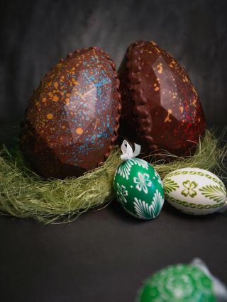 Na Velikonoce by se čokoládou šetřit nemělo🤎Proto jsme pro vás vytvořili téměř čtvrtkilové vejce🥚Důvěrně jsme ho...
