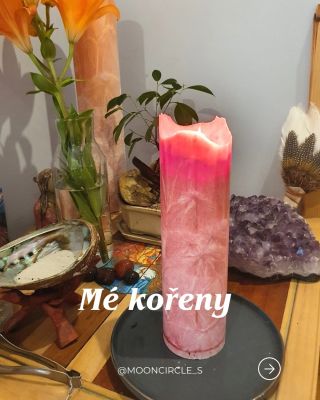Cítíš někdy, že ti chybí pevný bod a stabilita? Rituální svíčka Mé kořeny tě propojí s tvými vlastními kořeny, podpoří...