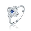 Stříbrný prsten ve tvaru květu s modrým kamenem a zirkony