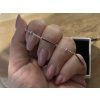 Náramek s tyčkami a kuličkami ve stříbrném minimalistickém stylu