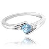 Stříbrný prsten v elegantním designu s modrým zirkonem