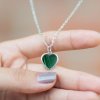 Stříbrný náhrdelník s malachitem ve tvaru srdce