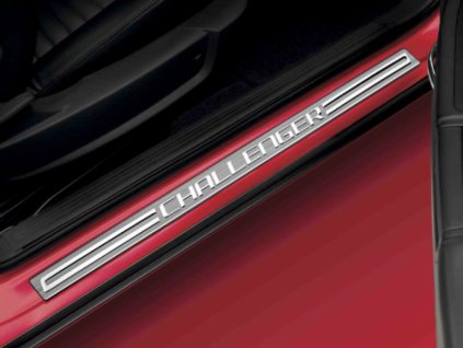 Dodge Challenger Einstiegsleisten mit Challenger-Logo