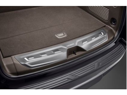 Chevrolet Beleuchtete Einstiegsleisten in dunkler Atmosphäre mit Chevrolet-Schriftzug