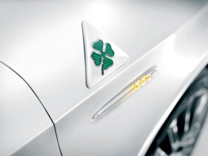 Odznaka Alfa Romeo z zielonym czterolistkiem