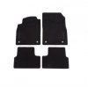 Buick Cascada Premium-Teppichmatten für den Boden der ersten und zweiten Reihe in Schwarz mit schwarzen Nähten und „Cascada“-Schriftzug.